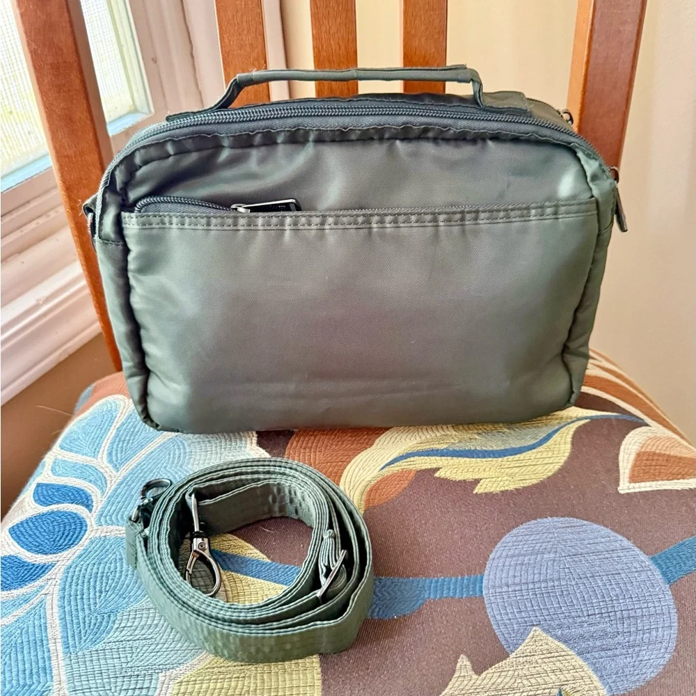 Lug Scoop 2 crossbody in Olive with Wildflower Olive print (NWOT) - Picture 2 of 5